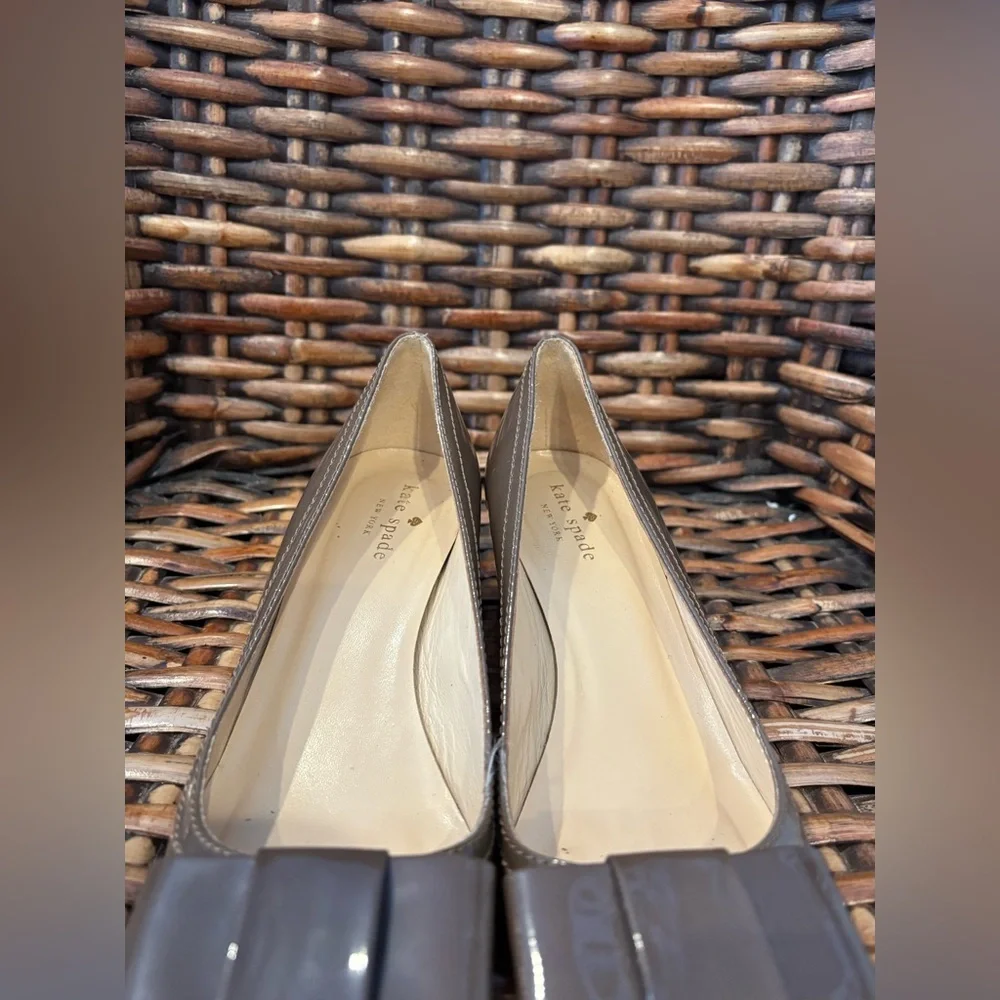 kate spade Taupe Patent Block Heel Pumps with Bow in size 8.5
